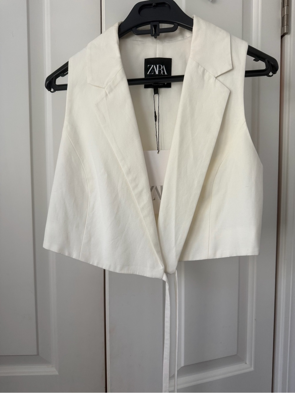 Zara Women's Cream Cropped Sleeveless Vest